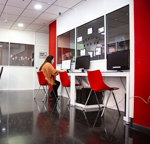 alumna-haciendo-ejercicios-en-ordenador